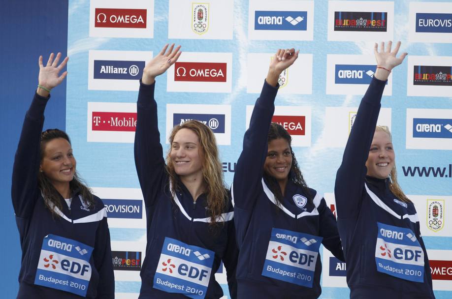 Con Coralie Balmy, Ophelie Cyriell Ettienne, Margaux Farrell, vincono la medaglia d&#39;argento alla finale dei Campionati Europei di nuoto a Budapest nel 2010 (REUTERS)
